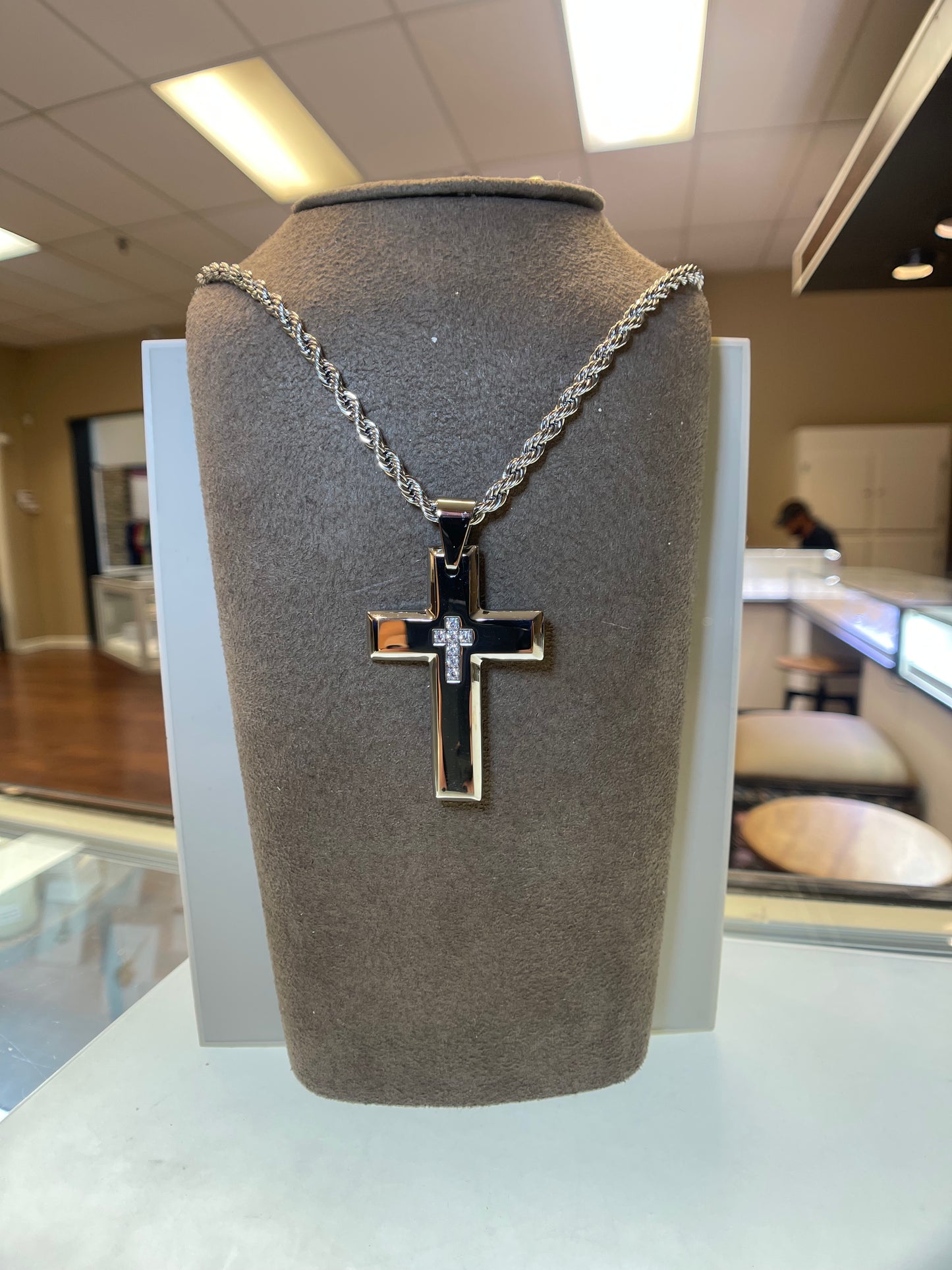 Mens chain with cross pendant