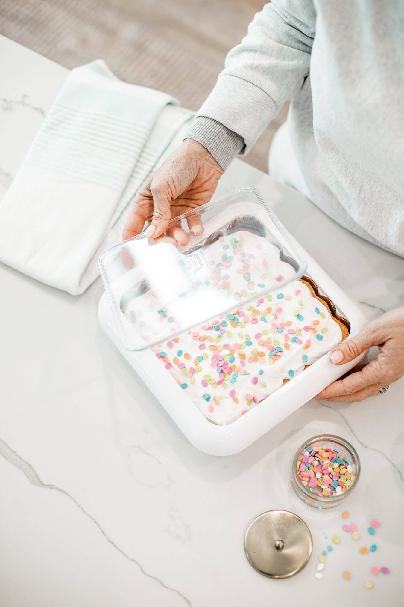 Square Set - 8x8 Pan Frame w/ Lid & Serving Spoon - White